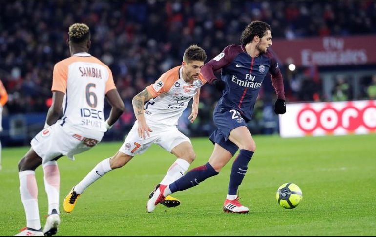 Rabiot (D) ha dado a concer su intención de dejar el PSG; por lo que ha visto los últimos partidos del 2018 desde el banquillo. AFP/ARCHIVO