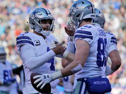 Prescott (I) lanzó para 387 yardas y cuatro touchdowns, su máximo de temporada. AP/F. Franklin II