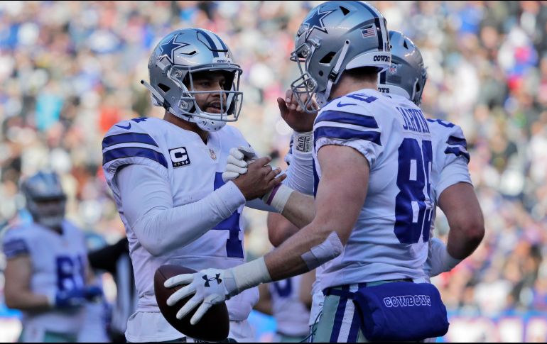 Prescott (I) lanzó para 387 yardas y cuatro touchdowns, su máximo de temporada. AP/F. Franklin II
