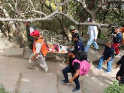 El menor fue trasladado a la Cruz Roja al presentar un golpe en la cabeza y una posible fractura en el brazo derecho. ESPECIAL / Policía de Guadalajara