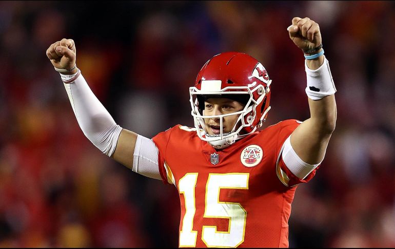 Mahomes se sumó a Peyton Manning Manning como los únicos quarterbacks en registrar al menos cinco mil yardas y 50 anotaciones en una sola campaña. AFP/J. Squire