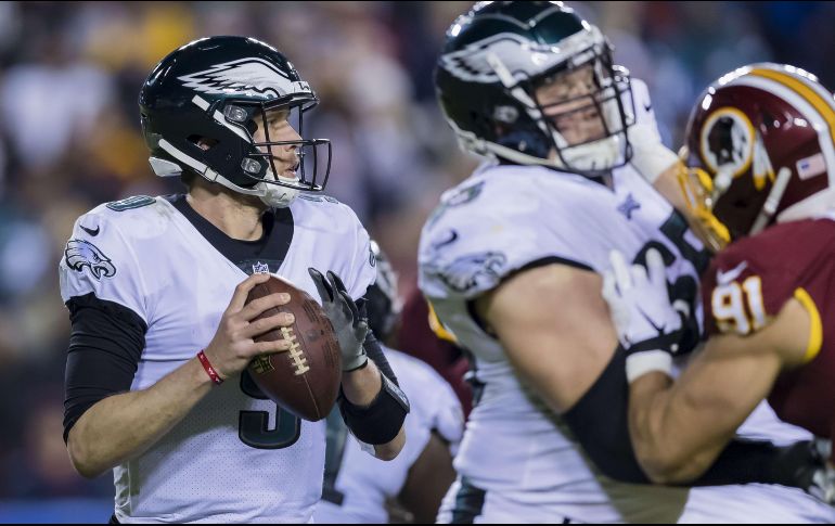 Foles (I) igualó el récord de la NFL de Philip Rivers al completar 25 pases consecutivos. AFP/S. Taetsch