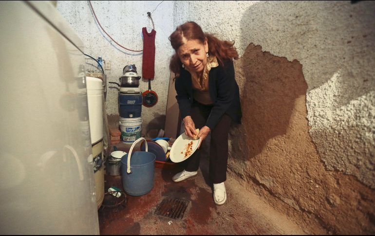 Ante los problemas de abasto y mala calidad de agua que se mantienen en la metrópoli, algunos habitantes como María de la Cruz Silva, de la Colonia División del Norte, en Zapopan, utilizan agua del aljibe para lavar los trastes. EL INFORMADOR / G. Gallo