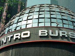 En el mercado accionario local se opera un volumen de un millón 305.1 mil títulos, por un importe económico de dos mil 518.4 millones de pesos. NTX / ARCHIVO