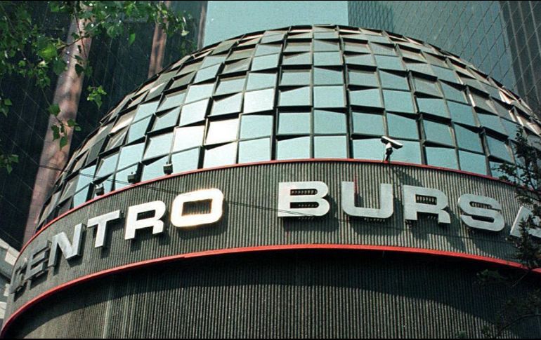 En el mercado accionario local se opera un volumen de un millón 305.1 mil títulos, por un importe económico de dos mil 518.4 millones de pesos. NTX / ARCHIVO