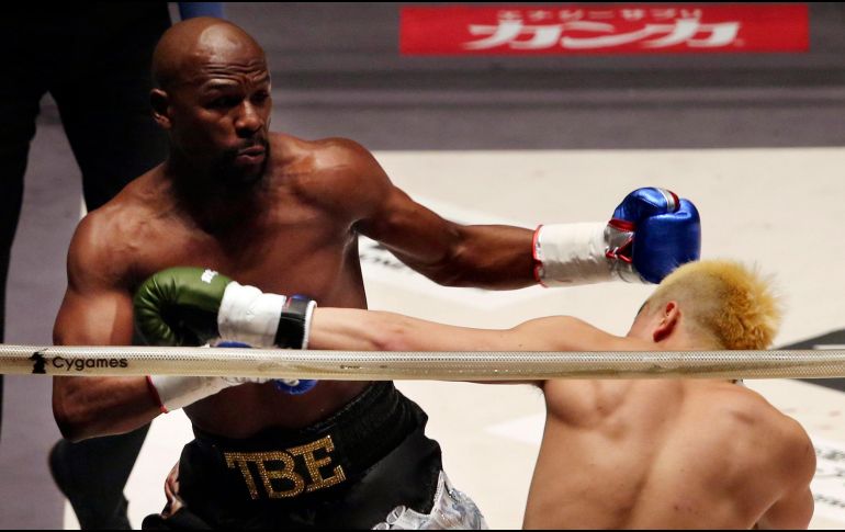 Floyd planta un gancho de izquierda a la cabeza del nipón para mandarlo a la lona por primera vez; el zurdo japonés trata de reaccionar y suelta algunas combinaciones, pero nada le hicieron al estadunidense. AP / K. Sasahara
