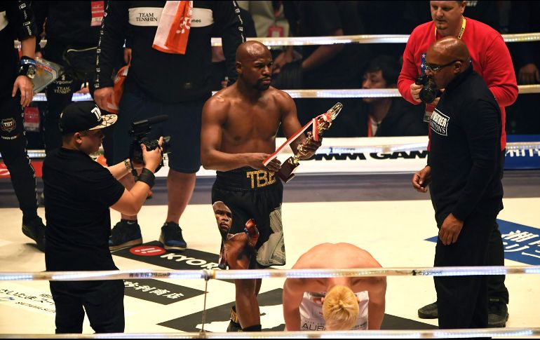 Mayweather Jr se acercó a la esquina de Nasukawa, quien terminó llorando, pero con el reconocimiento del vencedor, quien le regaló el trofeo que le habían dado a él. AFP / T. Kitamura