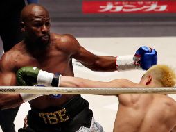 Floyd planta un gancho de izquierda a la cabeza del nipón para mandarlo a la lona por primera vez; el zurdo japonés trata de reaccionar y suelta algunas combinaciones, pero nada le hicieron al estadunidense. AP / K. Sasahara