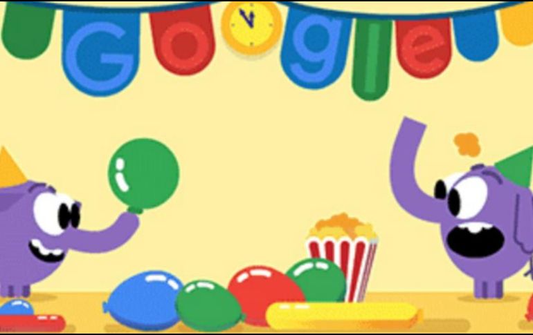 Se muestra a dos elefantes de color morado que se preparan para recibir el Año Nuevo, pues están a sólo cinco minutos de que el reloj marque la medianoche del 1 de enero del 2019. ESPECIAL / google.com