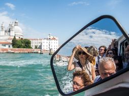 Unos 25 millones de personas visitan Venecia cada año y aproximadamente una quinta parte de ellas pasan al menos una noche en el centro histórico. EFE / Z. Balogh