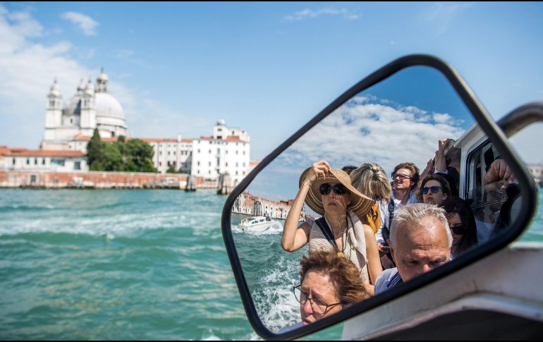 Unos 25 millones de personas visitan Venecia cada año y aproximadamente una quinta parte de ellas pasan al menos una noche en el centro histórico. EFE / Z. Balogh
