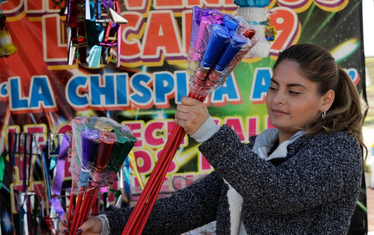 El pasado 28 de diciembre fue reabierto el tianguis de San Pablito y los locatarios volvieron a ofrecer fuegos de artificio en sus locales.  AP/ ARCHIVO