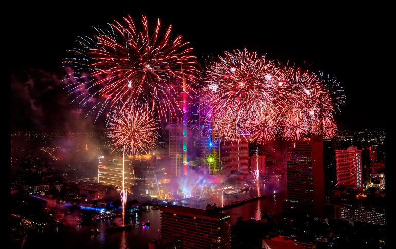 Fuegos artificiales sobre el río Chao Phraya en Bangkok, Tailandia. AFP / K. Promsakla Na Sakolnakorn