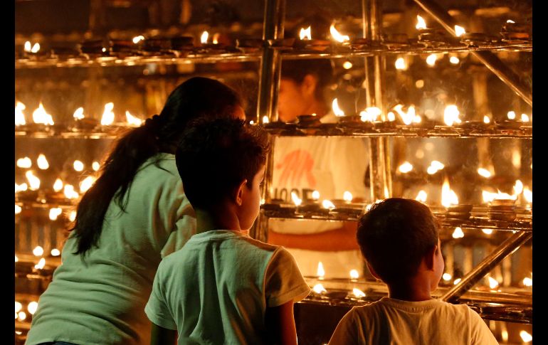Devotos budistas en Sri Lankan Buddhist se reúnen para celebrar la llegada del 2019. EFE / M. Kumara