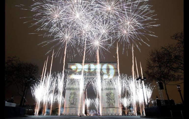 Festejo de Año Nuevo en los Campos Elíseos en París, Francia. EFE / I. Langsdon