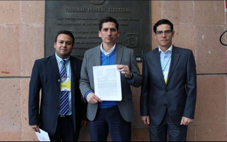 El coordinador general jurídico del PAN, Raymundo Bolaños, así como el abanderado, acudieron al Tribunal Electoral para presentar la denuncia. ESPECIAL