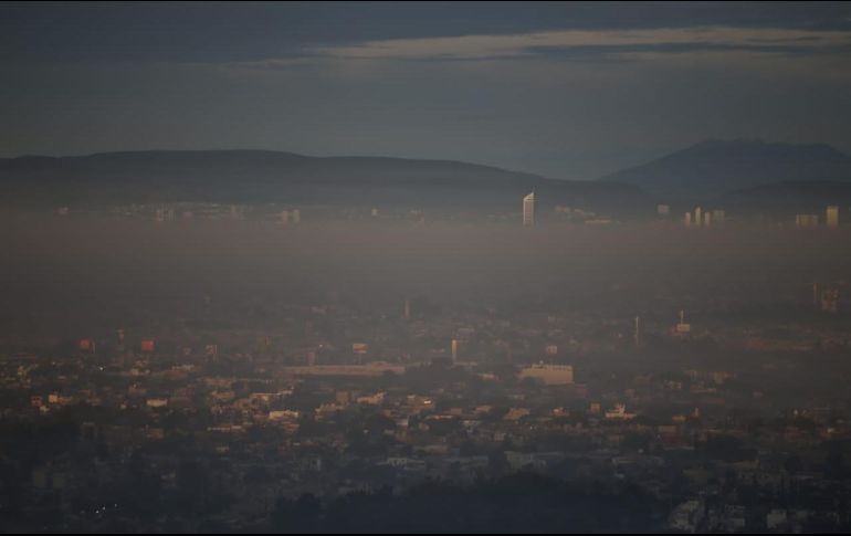 El uso de pirotecnia y fogatas causa que la primera mañana de este 2019 tenga altos niveles de contaminación. EL INFORMADOR / F. Atilano