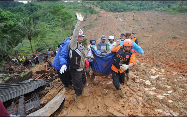 Un equipo de 500 rescatistas trabaja para dar con el paradero de 34 desaparecidos. EFE /