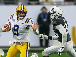 Joe Burrow (#9) lanzó cuatro pases de anotación para romper una racha de 25 triunfos de UCF. AP / R. Franklin