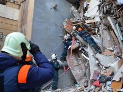 El desastre en la madrugada del lunes sucedió después de una explosión que las autoridades dicen que probablemente fue causada por una fuga de gas. EFE