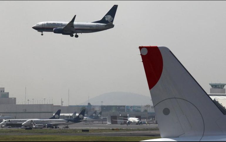 Recomiendan a los usuarios mantenerse en comunicación con su aerolínea para saber el estatus de su vuelo.  AP / ARCHIVO