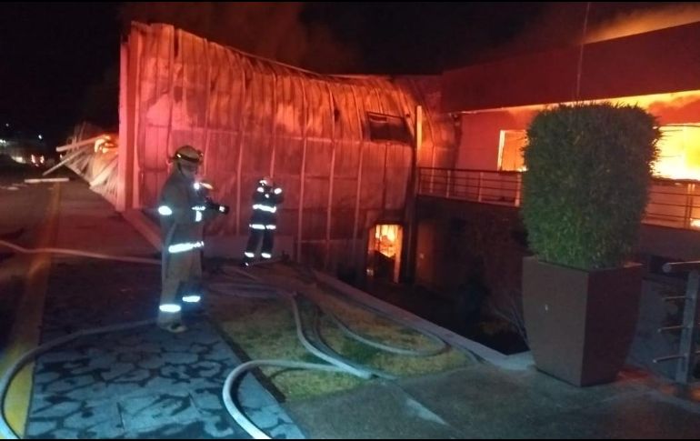 El incendio en el lugar, que abarca una extensión de seis mil metros, se ataca por tres flancos. ESPECIAL / Protección Civil Jalisco