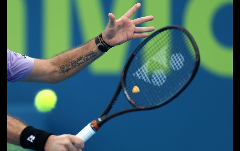 El suizo Stan Wawrinka sirve en partido del Abierto de tenis de Qatar ante el chileno Nicolas Jarry, en Doha. ADP/Jaafar