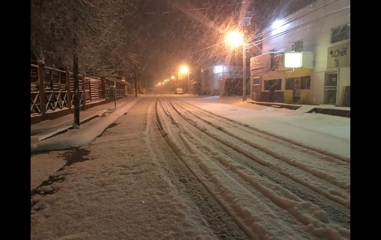 Así amaneció Nogales, Sonora. Un tramo de la carretera federal 15, de Imuris-Nogales, se cerró por la nieve. TWITTER@@uepcsonora