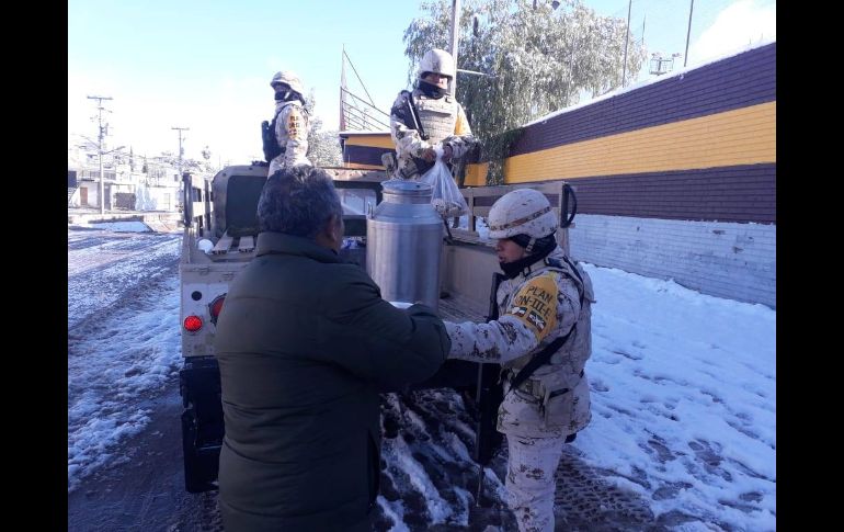 Elementos de la Secretaría de la Defensa repartieron bebidas calientes en Nogales como parte del Plan DN III por las bajas temperaturas. FACEBOOK@SEDENAmxOficial