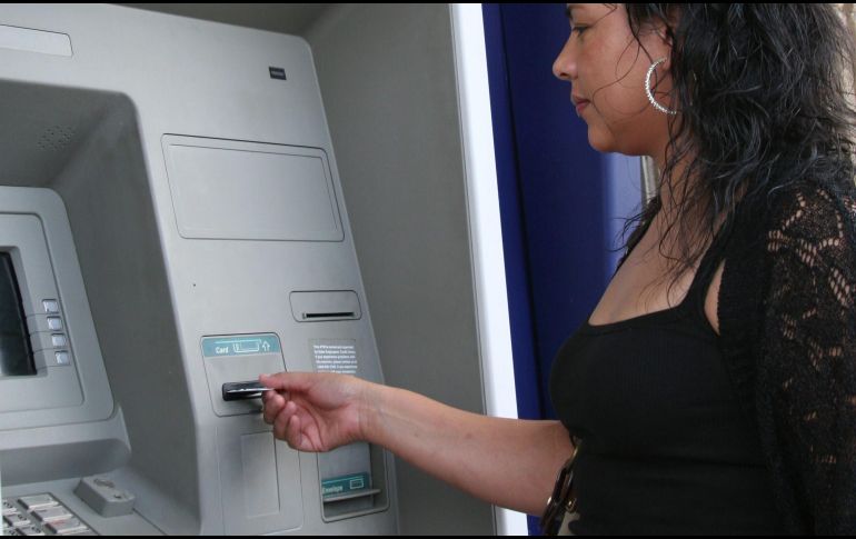 En noviembre se realizaron 8.4 millones de operaciones y la remesa promedio fue de 343 dólares. EFE/Archivo