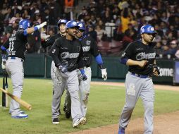 Alonzo Harris (centro) impulsó a Carlos Figueroa, Stephen Cardullo y Gabriel Gutiérrez. FACEBOOK/CharrosBeisbolOficial