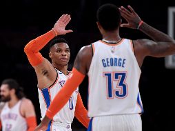 Russell Westbrook #0 y Paul George #13 celebran tras una buena jugada. AFP/Getty Images/H. How