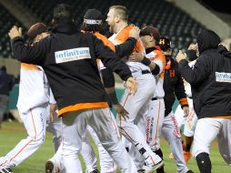 Dustin Geiger pegó un elevado al jardín central que impulsó a Garabez Rosa para anotar la carrera de la victoria. FACEBOOK/ClubNaranjeros