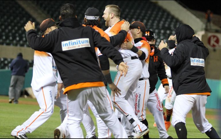 Dustin Geiger pegó un elevado al jardín central que impulsó a Garabez Rosa para anotar la carrera de la victoria. FACEBOOK/ClubNaranjeros