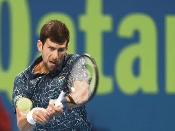 El serbio Novak Djokovic regresa una bola al húngaro Marton Fucsovics, a quien dejó fuera del torneo en tres sets. AFP /