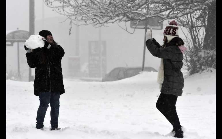 Jóvenes juegan con la nieve en Hortiatis, Grecia. Un frente frío ha dejado fuertes nevadas en el país. AFP/S. Mitrolidis