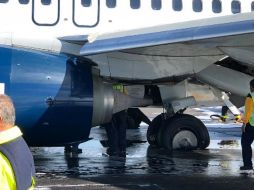 Una de las fotos que circulan en redes sociales da cuenta del daño en las llantas de la aeronave. TWITTER / @ximealbars