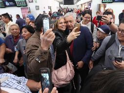 A su llegada al Aeropuerto Internacional Benito Juárez de la Ciudad de México, varias personas se acercaron al Presidente de la República para tomarse selfies. SUN/A. Ojeda