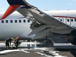 Tras poco más de dos horas, la operación del Aeropuerto de Guadalajara comenzó operaciones tras el retiro de la aeronave. EFE/ C. Rosas