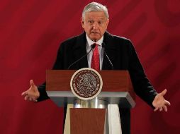 El mandatario saludó a los ciudadanos que se encontraban tras las vallas metálicas esperándolo, antes de entrar al edificio. SUN/I. Olivares