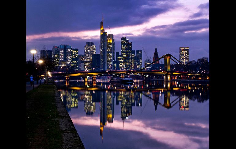 Los edificios del distrito financiero de Fráncfort, Alemania, se reflejan en el río Main. AP/M. Probst