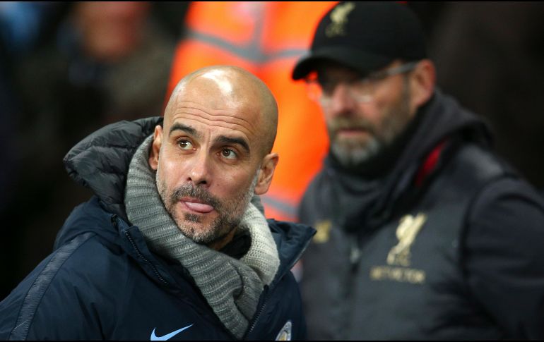 Guardiola y Klopp, técnicos del City y el Liverpool, mantienen una cerrada pelea por el primer lugar de la Premier League. AP/D. Thompson
