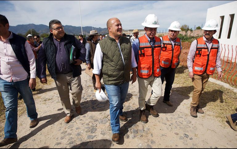 El gobernador supervisó los trabajos de perforación de un pozo para el abasto de agua en la comunidad Santa Cruz de Bárcenas, en el municipio de Ahualulco de Mercado. FACEBOOK/EnriqueAlfaroR