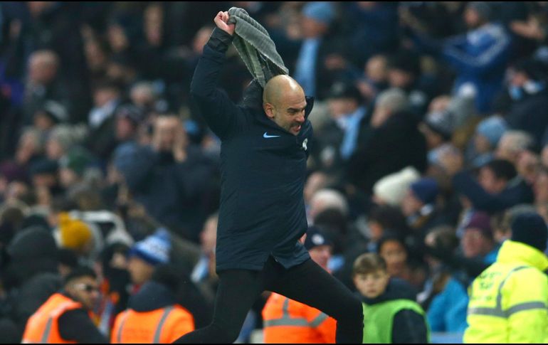El City, dirigido por Guardiola, venció ayer jueves al Liverpool y se le acercó en la cima de la Premier League. AP/D. Thompson