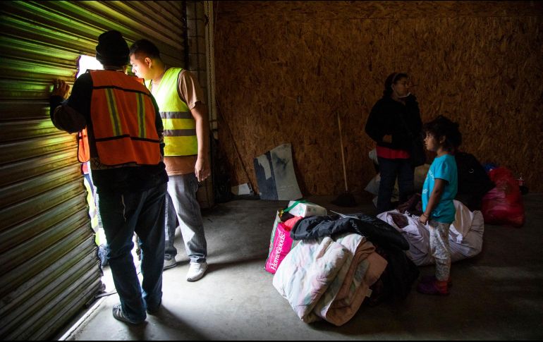 Los migrantes dijeron a las autoridades tener un amparo judicial (habeas corpus) -mismo que no han mostrado- para no cumplir con el desalojo del almacén. NTX / ARCHIVO