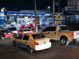 Ante la falta de combustible en distintas gasolineras de la Zona Metropolitana de Guadalajara (ZMG), los automovilistas se agolparon ayer en una estación de servicio ubicada sobre la Avenida Camino Real a Colima, en Tlaquepaque. EL INFORMADOR / A. Camacho