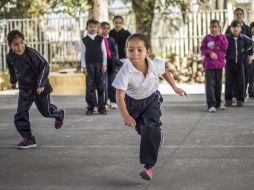 En el caso de los niños en preescolar y educación primaria, es de vital importancia el uso de zapatos deportivos con suelas de grosor intermedio. EL INFORMADOR / ARCHIVO