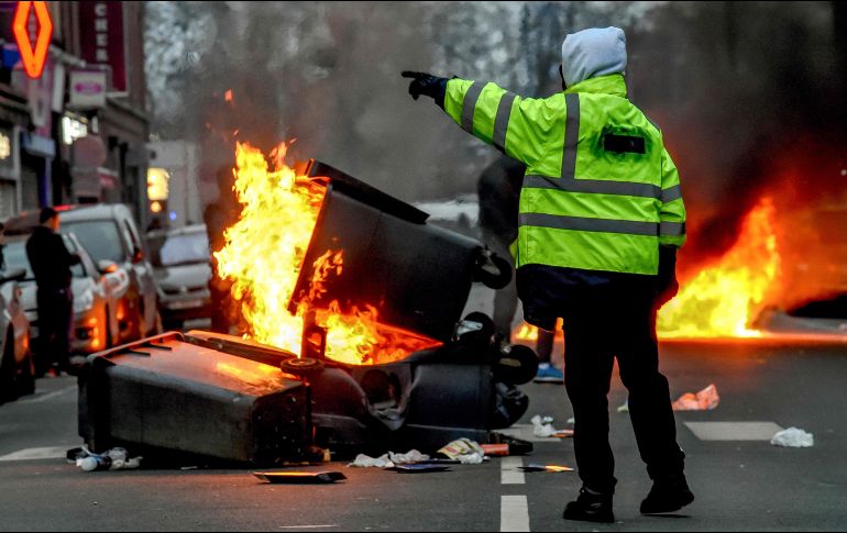 La Policía responde con gases lacrimógenos al lanzamiento de piedras y botellas contra los agentes por parte de manifestantes encapuchados. AFP / P. Huguen
