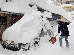 La difusora pública austriaca ORF reportó que el pequeño pueblo de St. Johann fue desalojado ya que las autoridades temen que los fuertes vientos provoquen una gran avalancha. AP / M. Schrader