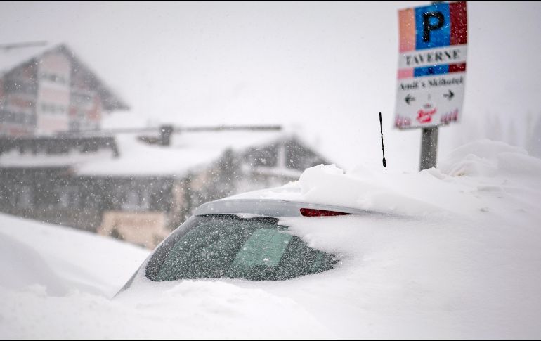 A lo largo de las carreteras, varios vehículos atrapados entre la nieve se alcanzaban a vislumbrar como parte del paisaje. EFE/C. Bruna